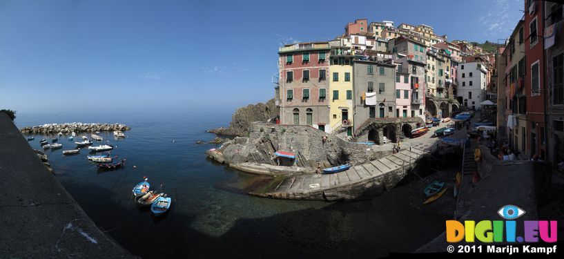 SX19506-20 Panorama harbour Riomaggiore, Cinque Terre, Italy